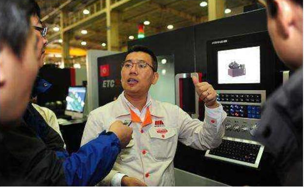 saat/p><p>&nbsp;
 &nbsp; &nbsp;
&nbsp;Guan Xiyou adalah orang yang sangat stabil. Setelah bekerja di garis depan selama bertahun-tahun, penampilannya sangat bagus. Karena penampilannya yang luar biasa, Guan Xiyou juga dikirim ke Jepang untuk menerima studi teknis tingkat tinggi. Saat itu, teknologi peralatan mesin China masih dalam tahap yang sangat lemah, dan belum matang seperti negara-negara asing. Guan Xiyou datang ke Jepang untuk belajar dengan misi seperti itu. Saya berharap melalui pembelajaran dan penguasaan teknologi dapat diterapkan di berbagai bidang. Belajar di luar negeri untuk waktu yang lama. Guan Xiyou menemukan bahwa kesenjangan antara negara dalam dan luar negeri memang sangat besar. Sebagai negara yang sangat kecil, teknologi dan ekonomi Jepang memang tak tertandingi oleh China. Dan Guan Xiyou juga memahami bahwa teknologi adalah dasar dari perkembangan ilmu pengetahuan. Selama ada teknologi yang luar biasa, tidak perlu khawatir dengan perkembangan ekonomi. </p><p>&nbsp;
 &nbsp; &nbsp;
&nbsp;Guan Xiyou adalah seorang pemuda patriotik. Untuk melayani negara dengan baik setelah kembali ke Tiongkok, Guan Xiyou bekerja sangat keras ketika dia belajar. Pada akhirnya, Guan Xiyou kembali dari studinya dan kembali untuk mengabdi pada ibu pertiwi dengan keterampilan yang dia pelajari kembali. Setelah kembali ke China, Guan Xiyou membuat saran untuk pabrik dengan apa yang telah dia pelajari. Perlahan, Guan Xiyou secara bertahap bekerja dari pekerja garis depan ke berbagai posisi, dan akhirnya pada usia 38 tahun, ia menjadi manajer umum Pabrik Alat Mesin Shenyang. </p><p><strong>&nbsp; &nbsp; &nbsp; &nbsp;Reformasi berani untuk inovasi</strong><br/></p><p>&nbsp;
 &nbsp; &nbsp;
&nbsp;Pabrik Alat Mesin Shenyang sangat penting di zaman modern ini. Alat mesin pertama China lahir di sini. Namun, pada saat itu, orang Cina agak berpuas diri.Di bawah kepemimpinan pemimpin ini, Pabrik Alat Mesin Shenyang berubah dari buruk menjadi lebih buruk, yang juga merupakan dilema yang dihadapi oleh banyak perusahaan Cina tua pada waktu itu. Bakat adalah kekuatan produktif utama teknologi. Tetapi pada tahap itu, PHK menjadi satu-satunya cara bagi setiap pabrik untuk mempertahankan kekuatan. Apalagi dalam pengenalan bakat, banyak mahasiswa yang tidak diperhatikan, dan hanya merekrut tenaga kerja yang berpengalaman. Meskipun pendekatan ini menghemat biaya personel, itu hanya dapat menghasilkan peralatan mesin tanpa tingkat teknis apa pun. Tepat ketika Pabrik Alat Mesin Shenyang runtuh, Guan Xiyou mengambil alih pabrik. </p><p>&nbsp;
 &nbsp; &nbsp;
&nbsp;Pada saat inilah Tiongkok memasuki periode perkembangan ekonomi yang pesat. Karena peningkatan pesanan, Pabrik Alat Mesin Shenyang dengan cepat mendapatkan kembali vitalitasnya. Namun, Guan Xiyou menemukan bahwa tidak hanya dirinya sendiri, tetapi juga seluruh Pabrik Alat Mesin Shenyang sudah menemui jalan buntu. Guan Xiyou telah menjadi pekerja garis depan selama bertahun-tahun, jadi mereka tahu apa yang paling mereka inginkan di hati mereka. Untuk masa depan Pabrik Alat Mesin Shenyang, ia pertama kali memulai dari sistem manajemen dan sepenuhnya mengubah keadaan sebelumnya; kedua, ia dengan penuh semangat meningkatkan perlakuan terhadap pekerja, meningkatkan bonus, dan meningkatkan antusiasme karyawan melalui penilaian dan metode lainnya; tidak hanya itu, dia juga merekrut banyak mahasiswa, berharap mendapatkan ide-ide baru untuk pengembangan usaha melalui mahasiswa ini. </p><p>&nbsp;
 &nbsp; &nbsp;
&nbsp;Tapi ini semua adalah aspek manajemen perusahaan. Jika Anda ingin Pabrik Peralatan Mesin Shenyang benar-benar berkembang dan berkembang, teknologi tetap yang paling penting. Pada saat itu, Pabrik Alat Mesin Shenyang membeli teknologi dari negara maju seperti Amerika Serikat dan Italia, dan menghabiskan banyak uang, tetapi tidak ada teknologi inti, jadi tidak ada cara untuk bekerja sama. Guan Xiyou juga sepenuhnya memahami bahwa teknologi tidak akan pernah bisa dibagikan atau bekerja sama dengan mereka. </p><p>&nbsp; &nbsp; &nbsp; <strong>&nbsp;Ke atas, ke bawah</strong><br/></p><p>&nbsp;
 &nbsp; &nbsp;
&nbsp;Pabrik Alat Mesin Shenyang tampaknya telah hidup kembali di bawah serangkaian reformasi oleh Guan Xiyou. Untuk mempelajari teknologi dengan lebih baik, Guan Xiyou membentuk tim peneliti untuk membuat sistem CNC baru untuk peralatan mesin. Tetapi semua penelitian ilmiah membutuhkan dukungan uang. Meski ada tim, tapi tanpa uang, proyek sulit dijalankan. Jadi Guan Xiyou mengambil keputusan dan memutuskan untuk mengambil pinjaman dari bank. Dan semua uang ini diinvestasikan dalam teknologi penelitian. Investasinya besar dan pengembaliannya juga besar. Dengan upaya tim yang dipimpin oleh Guan Xiyou, sistem kontrol gerak cerdas akhirnya lahir. Itu adalah momen puncak dari Pabrik Peralatan Mesin Shenyang, dia melampaui negara-negara lain dengan industri manufaktur peralatan yang maju dan berdiri di puncak dunia untuk sementara waktu. </p><p style=